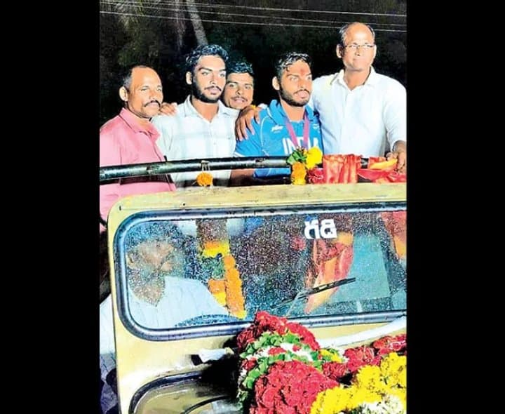 రజత పతక విజేత అజయబాబుకు ఘన స్వాగతం