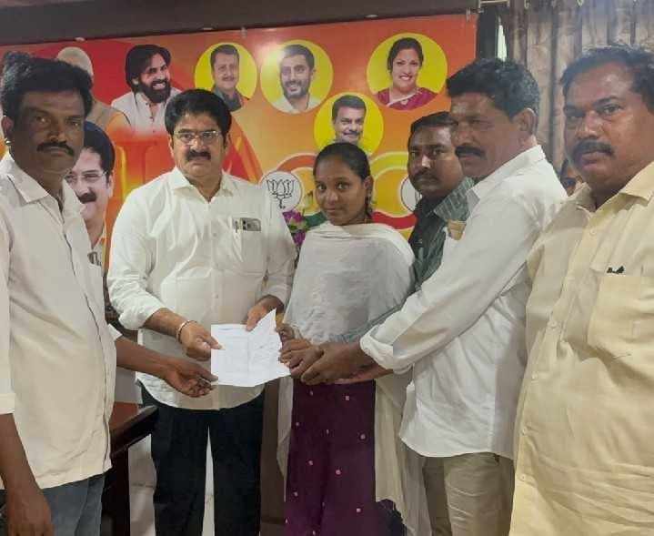 వీఆర్ఏల సమస్యల పరిష్కారానికి ఎమ్మెల్యేకు వినతి - Udayam