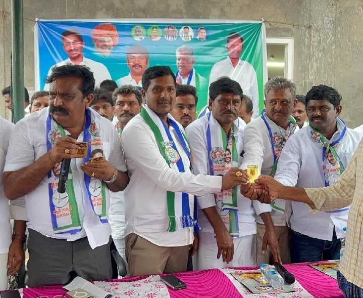 వైసీపీ గెలుపే లక్ష్యంగా పనిచేయాలి - Udayam