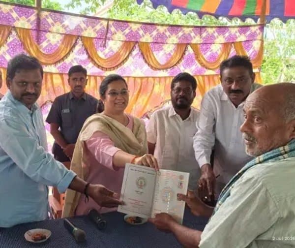 పట్టాదార్ పాస్ పుస్తకాల పంపిణీ - Udayam Digital