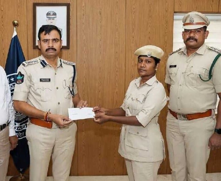 పోలీసు సంక్షేమ నిధి చెక్కుల పంపిణీ - Udayam Digital