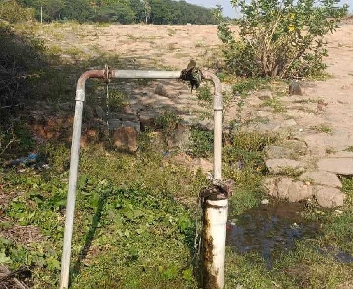 కరికెరలో పైపుల లీకేజీ.. నీరు వృథా - Udayam