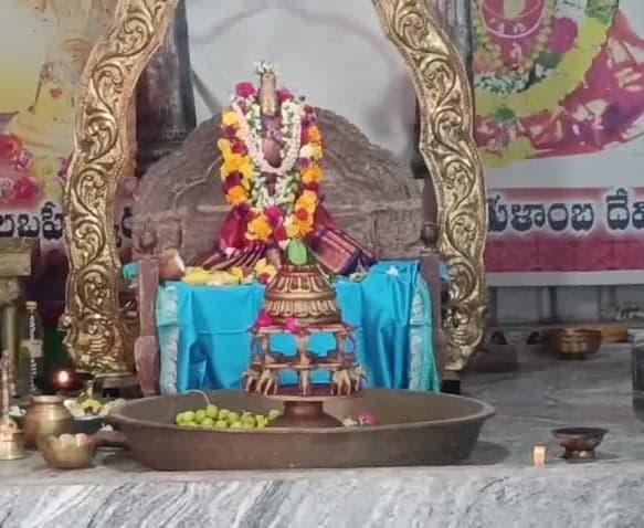 కుంకుమార్చన మంటపానికి పోటెత్తిన భక్తులు - Udayam