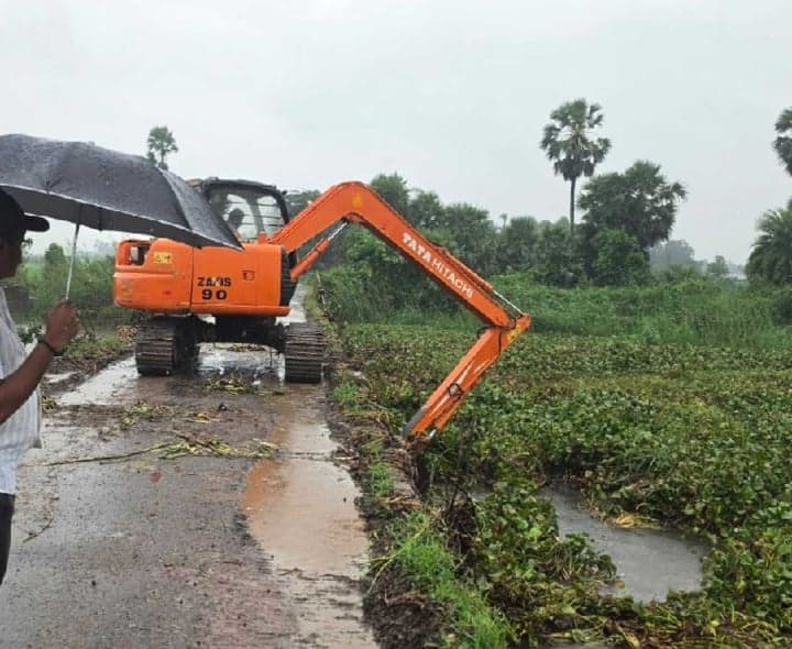 గుండేరు కాలువలో గుర్రపు డెక్క తొలగింపు - Udayam