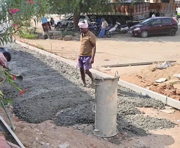 హాలియాలో సీసీ రోడ్డు పనులు ప్రారంభం - Udayam