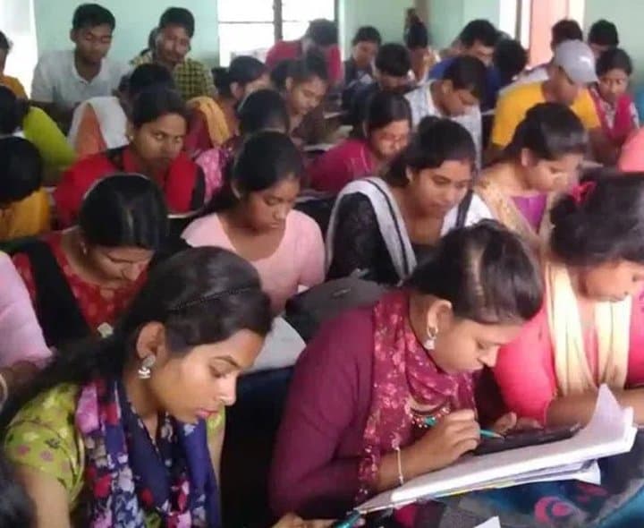 పోలీస్ కోచింగ్ అకాడమీలపై మోసాల ఆరోపణలు - Udayam Digital
