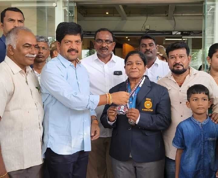 కామన్వెల్త్ రజత పతక విజేతకు అభినందనలు - Udayam