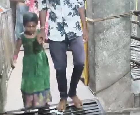ఆలయ గ్రిల్స్తో దివ్యాంగులకు ఇబ్బందులు - Udayam