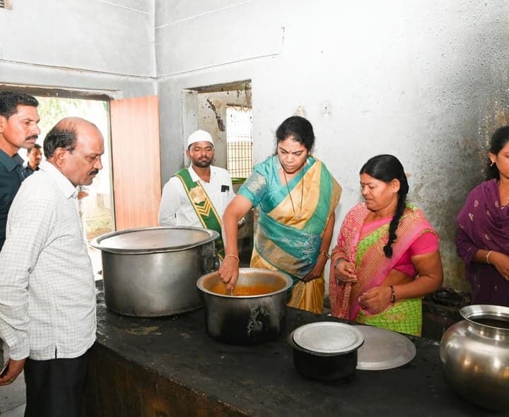 పోస్ట్మెట్రిక్ వసతి గృహాన్ని తనిఖీ చేసిన కలెక్టర్ - gallery image 2