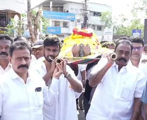 ప్రభాకర్ నాయుడి పాడె మోసిన ఎమ్మెల్యే - Udayam