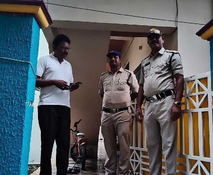 వైసీపీ లీగల్ సెల్ ప్రతినిధి హౌస్ అరెస్ట్ - Udayam