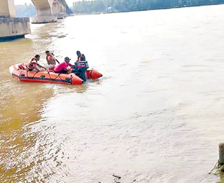 ఆర్థిక ఇబ్బందులతో గోదావరిలో దూకిన కుటుంబం - Udayam