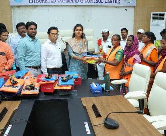 పారిశుద్ధ్య కార్మికులకు యూనిఫార్మ్స్, రక్షణ పరికరాల పంపిణీ - Udayam