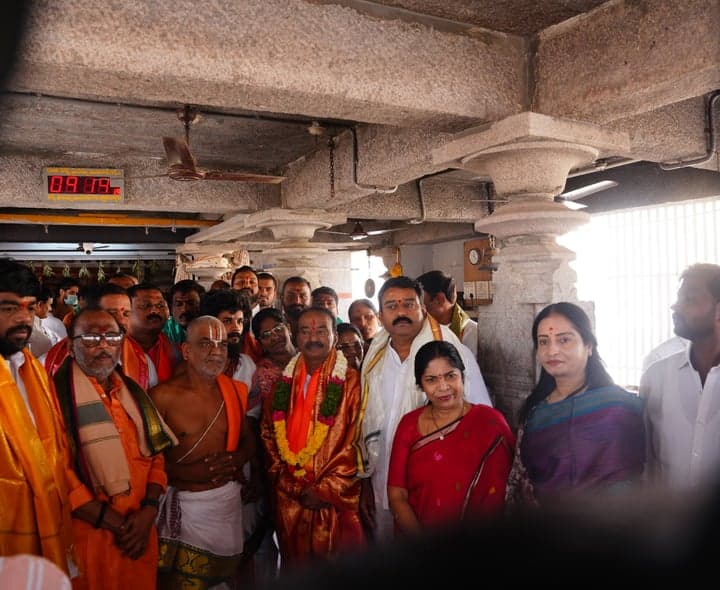 శ్రీ రంగనాథ స్వామి ఆలయంలో ఈటల రాజేందర్ పూజలు - gallery image 4