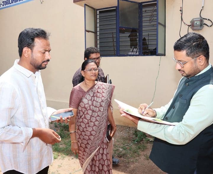 ఈవీఎం గోడౌన్ను పరిశీలించిన కలెక్టర్ రిజ్వాన్ బాషా - gallery image 2