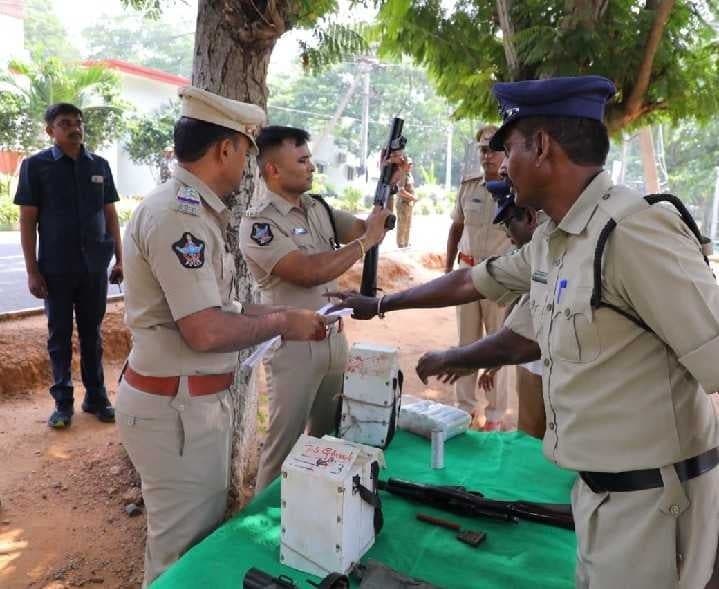 ఎన్నికల విధులపై పోలీసులకు ఎస్పీ సమీక్ష - Udayam