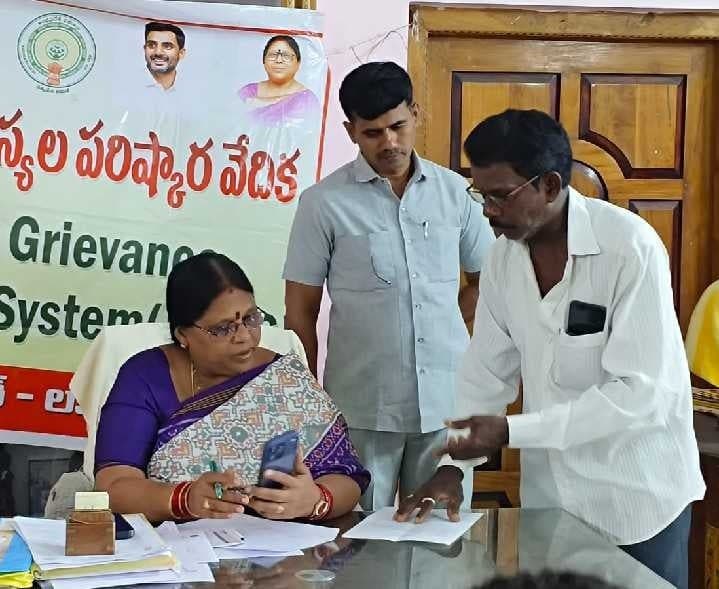 ప్రజా ఫిర్యాదులు స్వీకరించిన ఎమ్మెల్యే - Udayam