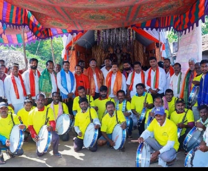 ఖిలా వనపర్తిలో కళాకారులకు డప్పుల పంపిణీ - Udayam