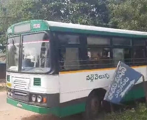 గొడవతో అదుపుతప్పిన ఆర్టీసీ బస్సు - Udayam