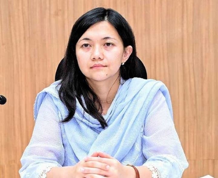 పెన్షన్ దరఖాస్తులపై జేసీ సమీక్ష - Udayam