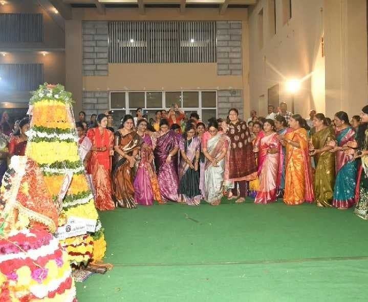 బతుకమ్మ తెలంగాణ సంస్కృతికి ప్రతీక: కలెక్టర్ - Udayam
