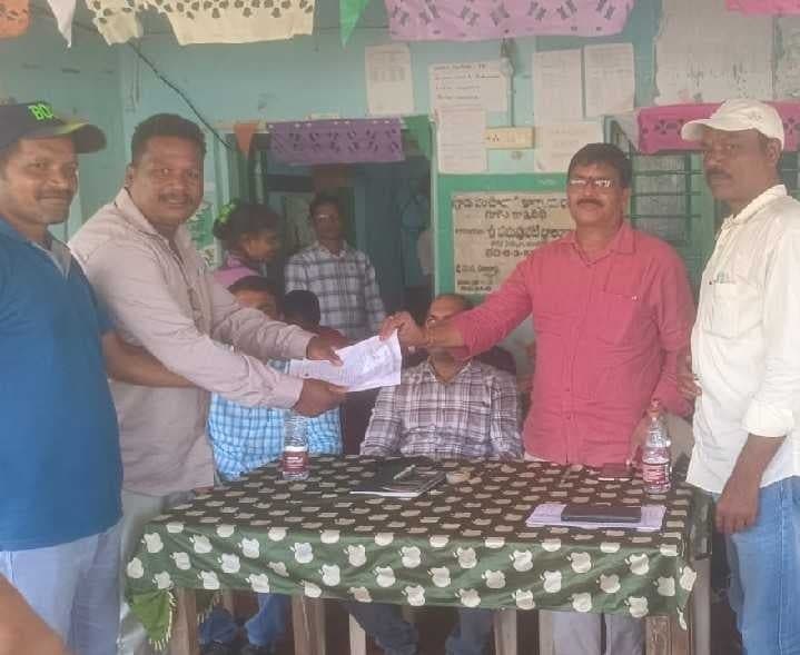 సీసీ రోడ్ల కోసం పీజీఆర్ఎస్లో వినతి - Udayam