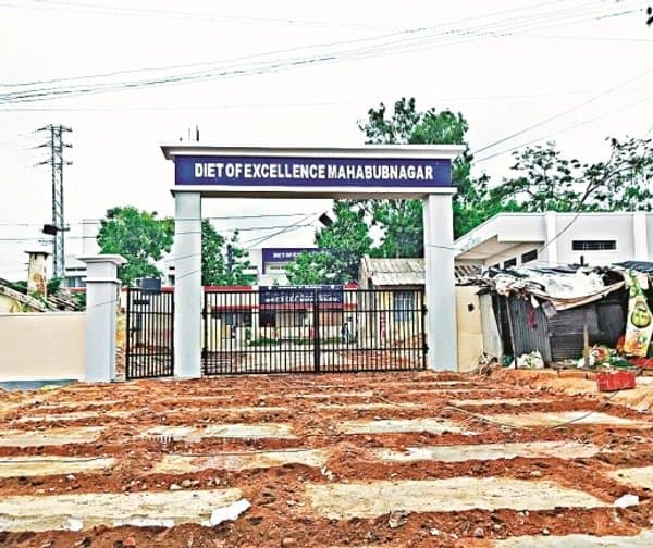 అధ్యాపకుల కొరతతో డైట్ కళాశాలలు - Udayam Digital
