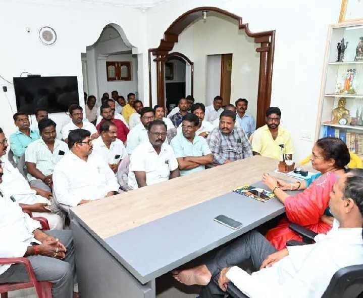 టీడీపీ కార్యకర్తలతో ఎమ్మెల్యే గౌరు భేటీ - Udayam