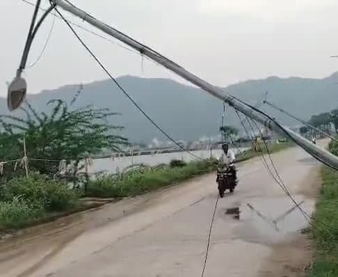 పెనుమాకలో ప్రమాదకరంగా మారిన విద్యుత్ స్తంభాలు - Udayam