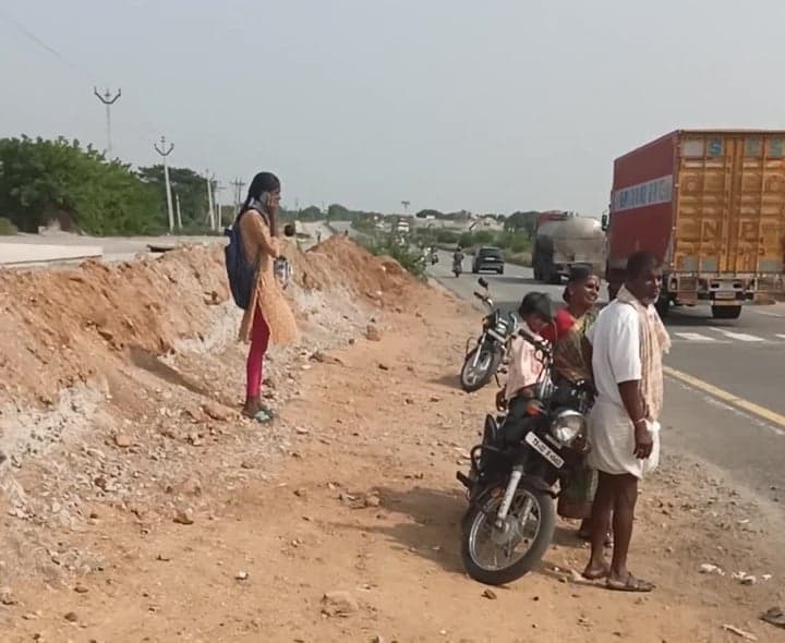 వెల్టూరులో బస్సు షెల్టర్ లేక ఇబ్బందులు - Udayam