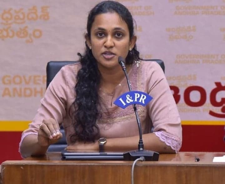 టీచర్లను వేధిస్తే కేసులు: భరణి - Udayam