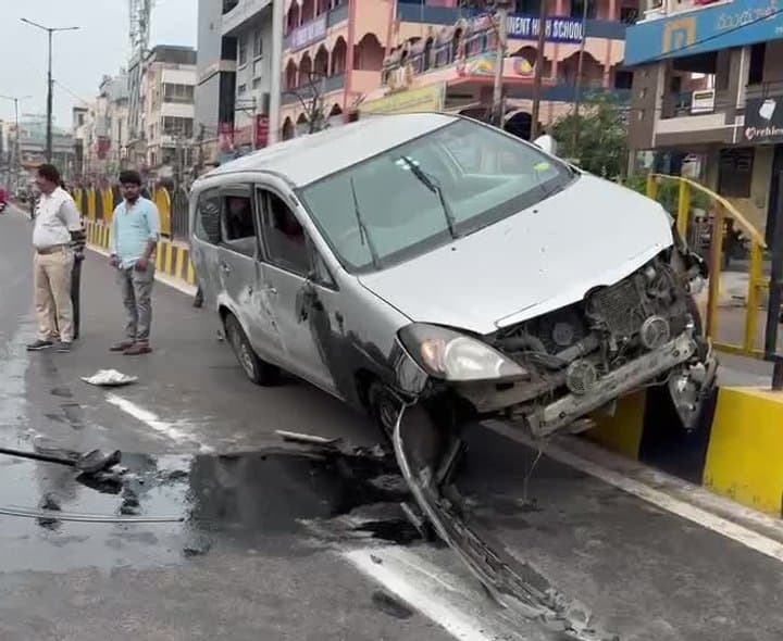 సైదాబాద్ స్టీల్ బ్రిడ్జిపై కారు బోల్తా - Udayam