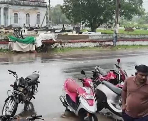 మచిలీపట్నంలో వర్షం.. పాఠశాలలకు సెలవు - Udayam
