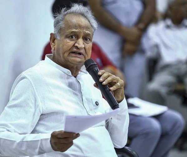 బీజేపీని నిషేధించాలి: కాంగ్రెస్ నేత అశోక్ గహ్లోత్