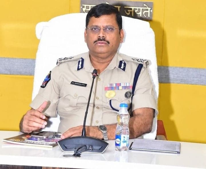 పోలీస్ బాస్ పర్యవేక్షణపై చర్చ