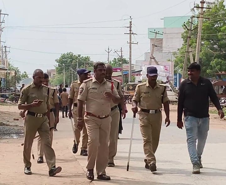 పోరుమామిళ్ల నామినేషన్ కేంద్రం వద్ద బందోబస్తు - Udayam