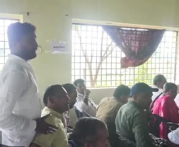 బెజ్జూర్లో లబ్ధిదారుల జాబ్ కార్డులు గల్లంతు