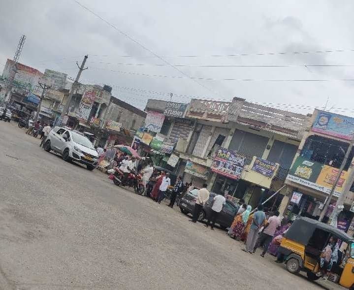 తిరుమలగిరి చౌరస్తాలో బస్ షెల్టర్ కరవు - Udayam