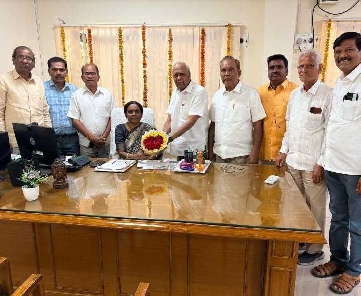 కమిషనర్కు సీనియర్ సిటిజన్ల వినతి - Udayam