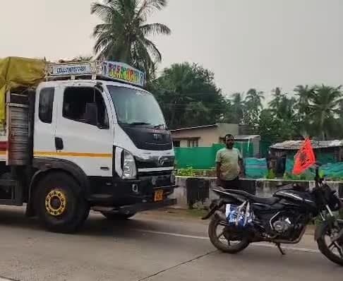 కృత్తివెన్నులో గోవుల తరలింపుపై లారీల అడ్డగింత