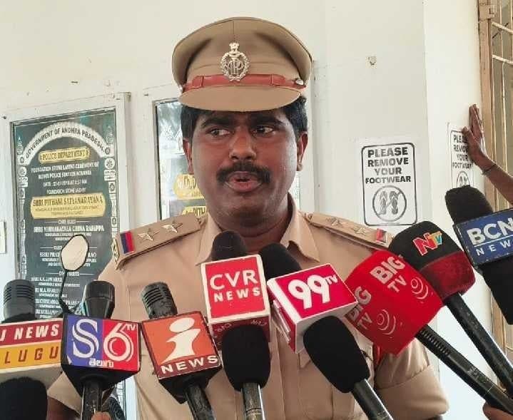ఆచంట బాధితులకు ఎస్సై సూచన - Udayam