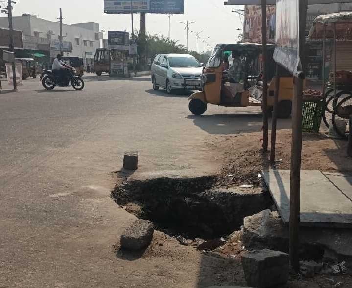 రాజీవ్గాంధీ కూడలిలో ప్రమాదకర గుంత - Udayam