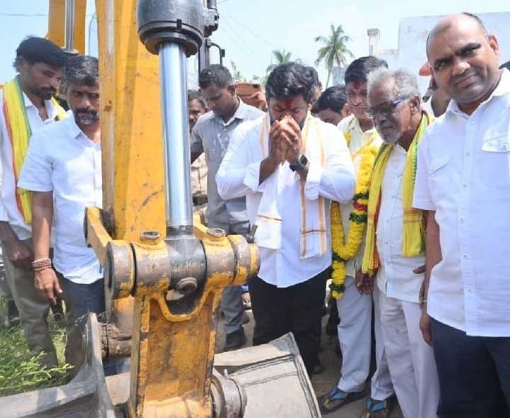 గంగాడలో రోడ్డు పనులకు శ్రీకారం - Udayam