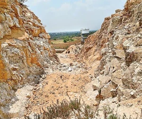 బొల్లిగుట్టలో మైనింగ్ అక్రమాలు - Udayam Digital