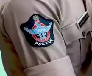 కడప, రాయచోటిలో వైకాపా నేతలపై కేసులు.. పెద్దిరెడ్డికి నోటీసులు - Udayam