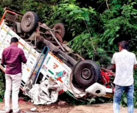 పాడేరు ఘాట్లో వ్యాన్ బోల్తా - Udayam