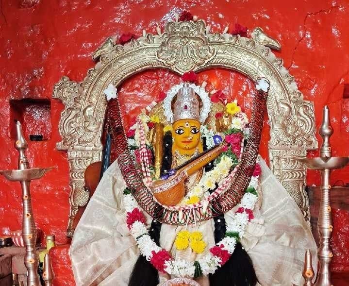 సరస్వతీ దేవి అవతారంలో దుర్గామాత దర్శనం - Udayam