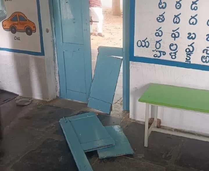 కీతవారిగూడెం అంగన్వాడీ తలుపులు ధ్వంసం - Udayam