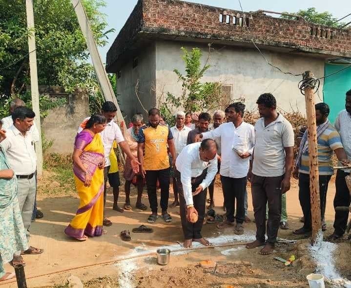 గాంధీనగర్లో బోర్వెల్ రీఛార్జ్ పనులు ప్రారంభం - Udayam