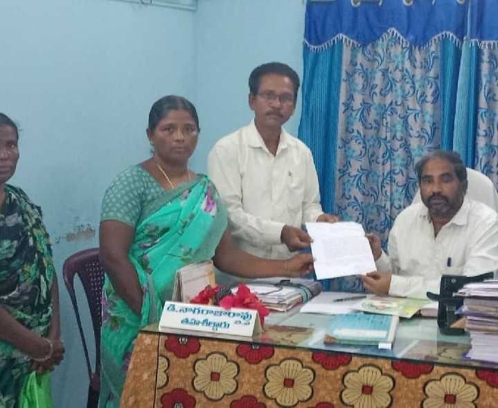 చినగాదెలవర్రులో ఇళ్ల స్థలాలపై MROకు వినతి - Udayam